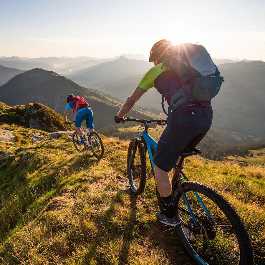 hd-Mountainbiker-am-Rueckweg-in-das-Tal