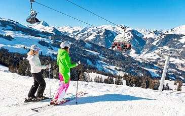 skifahrerinnenimskigebietkirchbergkitzbueheleisendstefan.jpg
